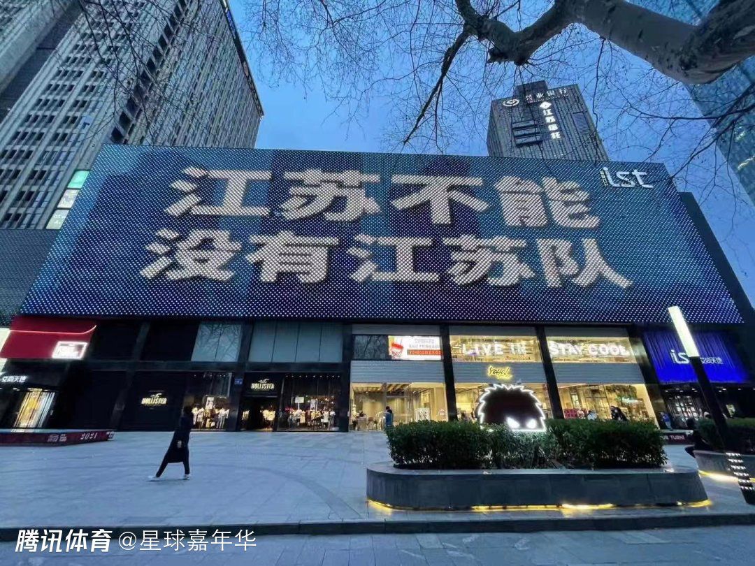 讲述三个伴侣在洛杉矶一所酒店工作，当呈现持枪暴徒挟持人质、为求高价赎金事务后，三人必需睁开救援，成为“英雄”。